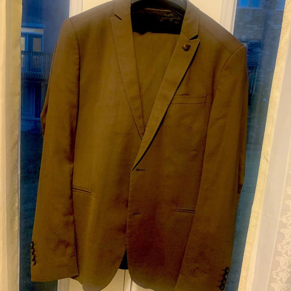 Original zara. Suit. Brand new located in Toronto. Can be delivered any in GTA
